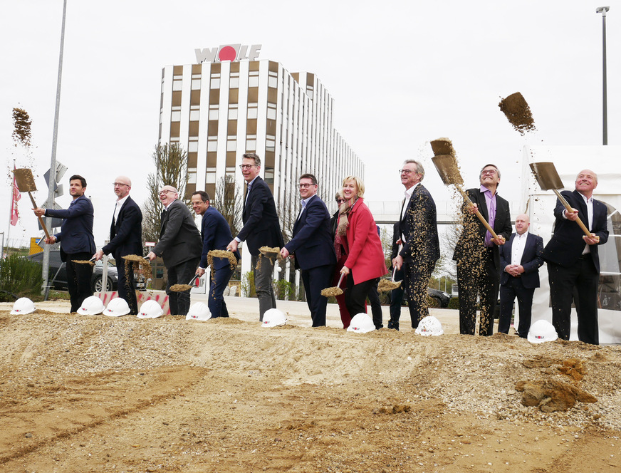 Der symbolische Spatenstich für das Wolf-Besucherzentrum mit Technologie-Campus.