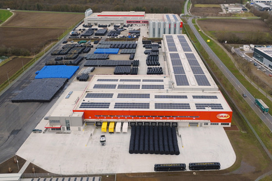 Mit der reinen Modulfläche von 6000 m2 ist die Photovoltaik-Anlage auf dem Dach des Neurieder Werks von Graf eine der größten der Region.