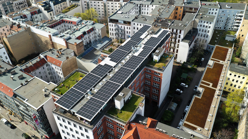 Bild 3 Ein CD-Presswerk, diverse Büros, ein Restaurant – und eine Photovoltaik-Dachanlage mit 160 kWp: Die Novalisstraße 11 in Berlin-Mitte ist ein Musterbeispiel für eine moderne Mehrmieter-Gewerbeimmobilie.