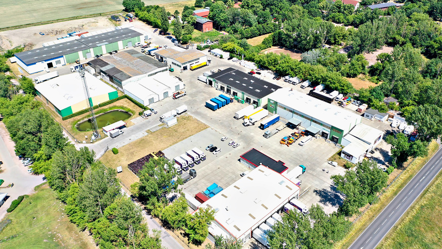 Bild 1 An Flächen und potenziellen Objekten für Microgrids mangelt es nicht: Auf diesem Gewerbehof in Großbeeren werden Photovoltaik-Anlagen zur Versorgung der Mieter installiert.