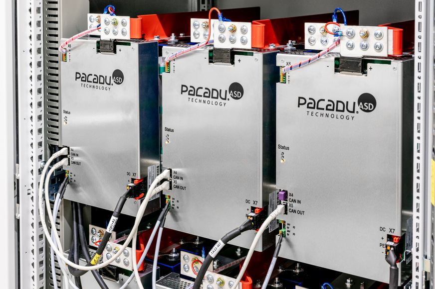 Bild 2 Die „Safe Rescue“-Funktion der neuen Pacadu-Stromspeicher-Generation von ASD sorgt im Falle eines Fehlers oder bei Betätigung des Not-Aus dafür, dass die Spannung innerhalb von wenigen Sekunden im gesamten Batteriesystem nur noch ca. 3 V beträgt.
