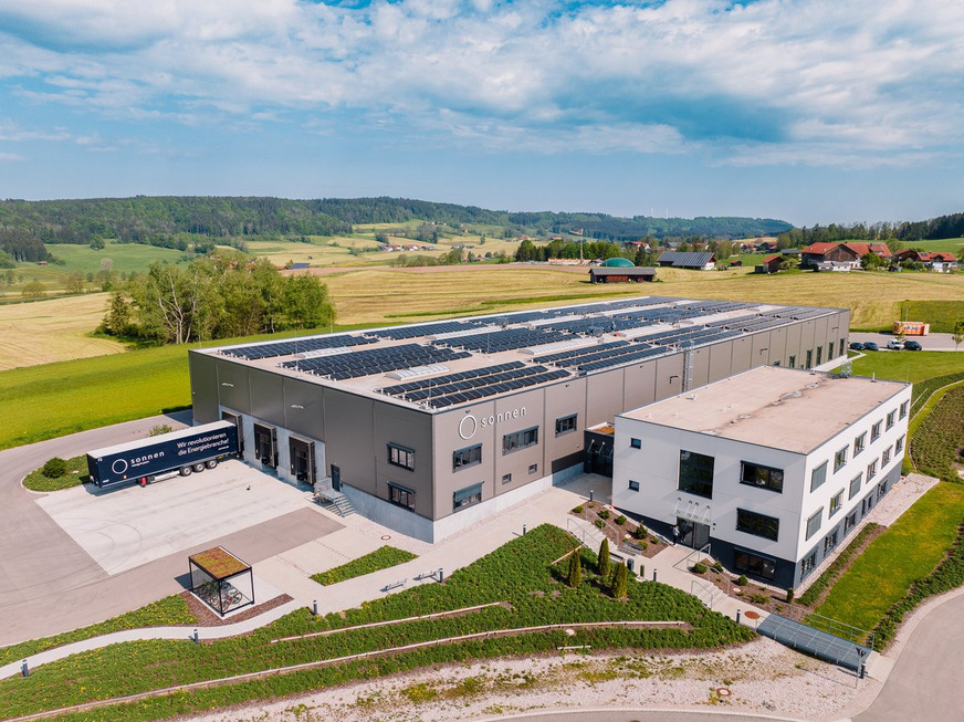 sonnen produziert seine Heimspeicher im Allgäuer Energiedorf Wildpoldsried. Aufgrund der hohen Nachfrage wird den Ausbau der Produktionskapazität vorgezogen.