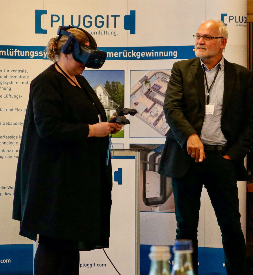 Jochen Hofmann, Leiter der Digitalen Academy bei Pluggit, präsentiert Craftguide-Schulungsinhalte per VR-Brille.