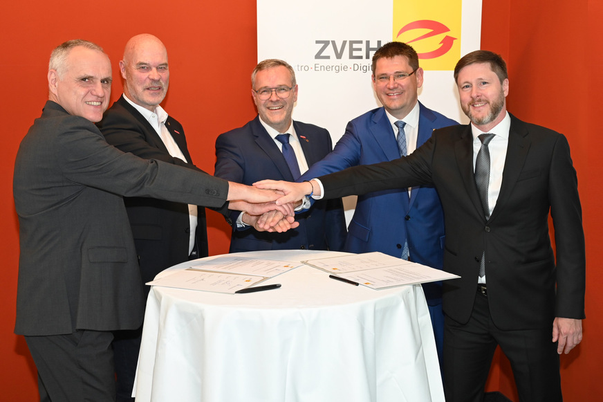 Dietrich Asche und Heribert Baumeister (BIV Kälte) sowie Jörg Dittrich, Stefan Ehinger und Alexander Neuhäuser (ZVEH) bei der Unterzeichnung der aktualisierten §-7a-Verbändevereinbarung zwischen dem ZVEH und dem BIV Kälte (v. l.).