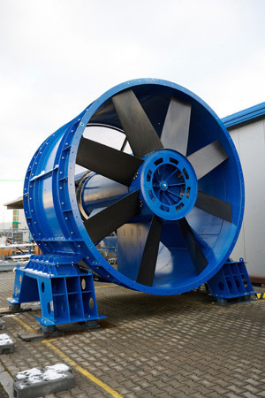 Die mächtigen Carbon-Axialventilatoren einer neuen Baureihe von EVG Lufttechnik haben einen Durchmesser von 4,25 m.
