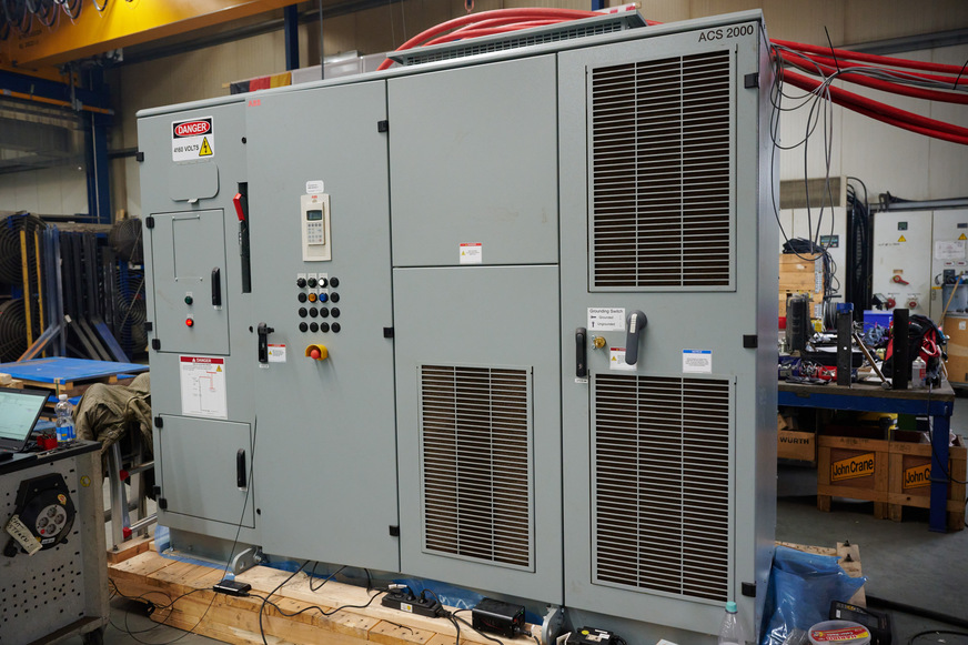 Der Mittelspannungs-Frequenzumrichter AC2000 wurde für den Abnahmetest extra aus den USA in das EVG-Werk geliefert.   