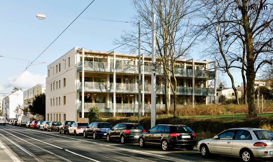 Bild 5 Low-Tech-Genossenschaftsbau K76 der werk.um Architekten in Darmstadt. Insgesamt sind in den 14 Wohneinheiten 130 Infrarotheizungen mit je 500 W Heizleistung verbaut. Die 30-kWp-Photovoltaik-Anlage kommt auf eine Verbrauchsdeckung von rund 38 %.