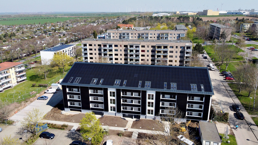 Bild 4 Modernisierte „Platte“ in der Kopernikusstraße 16 in Aschersleben. Neben dem Pultdach werden auch die senkrechten Wandflächen für die Gewinnung von PV-Strom genutzt.