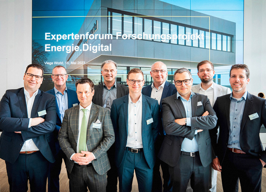 Bild 4 Im Rahmen eines Expertenforums in der Viega World wurden die zentralen Ergebnisse des Forschungsprojektes Energie.Digital vorgestellt. Projektbeteiligte sind (v. l.): Ulrich Zeppenfeldt (Viega), Dieter Hellekes (Viega), Christoph van Treeck (RWTH Aachen University), Sebastian Herkel (Fraunhofer ISE), Maximilian Zbocna (Viega), Jens Röcher (Viega), Nicolas Réhault (Fraunhofer ISE) sowie Nicolas Pauen und Dominik Schlütter (beide RWTH Aachen University).