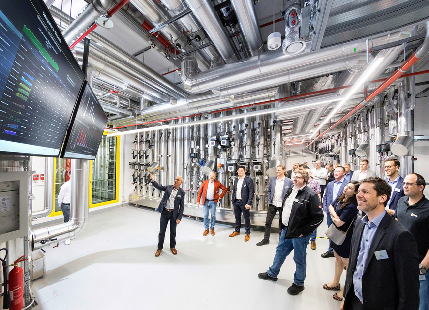 Bild 1 In der Viega World können alle relevanten Betriebsdaten in Echtzeit nachvollzogen werden; hier in der Technikzentrale, in der die regenerativen Energien aus Wärmepumpe, Nahwärme und Photovoltaik zusammenfließen.