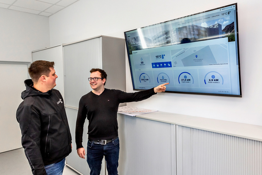 Bild 7 Energiedaten jederzeit im Blick: Philipp Rangger (links), Inhaber der Energie- und Automatisierungstechnik Rangger, und Michael Schuler, Sales Manager Automation & Energy Consulting bei Phoenix Contact Österreich.