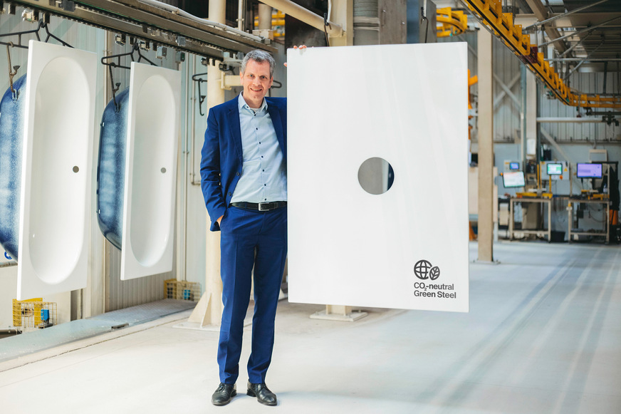 Bette-Geschäftsführer Thilo C. Pahl mit einer BetteAir-Duschfläche, dem 100.000sten Badelement des Unternehmens aus CO2-neutralem Stahl.