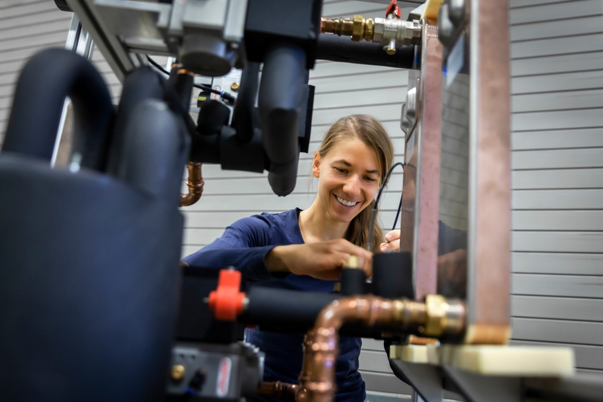 Arbeiten an einem Kältekreis im Labor für Wärme- und Kältetechnologien am Fraunhofer ISE.