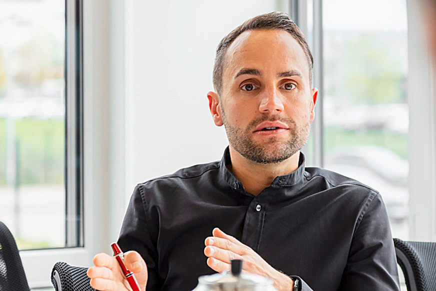 Bild 3 Stefan Wachter: „Ein Vorteil kommunikativer Bus-Systeme ergibt sich auch aus der Bedienung (z. B. über eine App oder als Nutzer eines GLT-Interfaces) . Die Nutzer können jetzt wirklich mit einem System interagieren und ein klassisches, häufig überfrachtetes Raumbediengerät ist dann oft gar nicht mehr notwendig.“