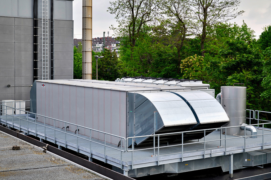 Bild 7 In der Planungsphase für die Kombination eines RLT-Geräts mit einer externen Monoblock-Wärmepumpe (bzw. Kaltwassersatz) mit Pufferspeicher (im Bild hinter dem RLT-Gerät aufgestellt) muss berücksichtigt werden, dass ein geeigneter Aufstellort hinsichtlich Frischluftversorgung und Schallschutz erforderlich ist.