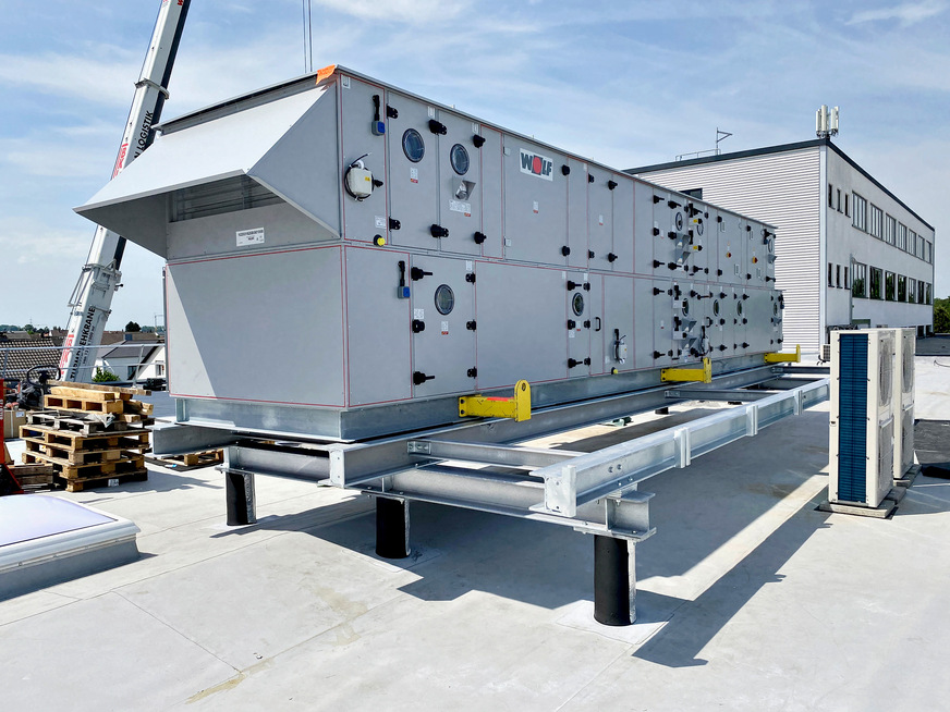 Bild 1 Clima-Split-System: Eine oder mehrere Split-Wärmepumpen im Außenbereich bilden einen Kältemittelkreislauf mit einem ein- oder mehrkreisigen Register im Lüftungsgerät. Je nach Heiz- oder Kühlbetrieb arbeitet entweder das Register im Lüftungsgerät als Verdampfer (Kühlbetrieb) oder das Register in der externen Wärmepumpe (Heizbetrieb).