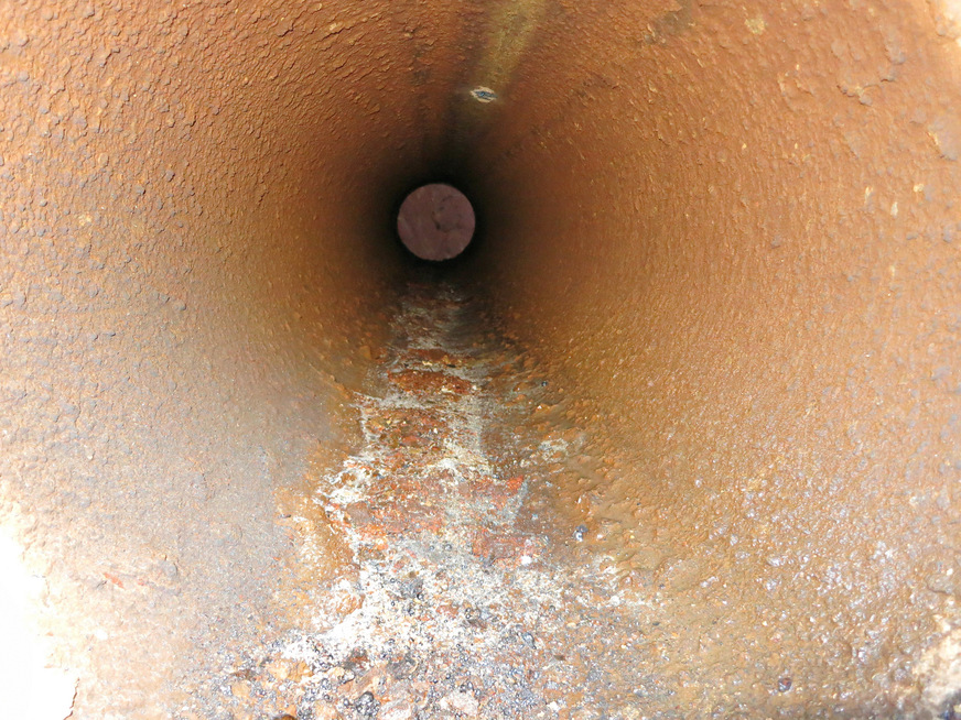 Bild 3 Stahlrohr aus einem geschlossenen Kühlkreislauf nach 5 Jahren Betrieb: Flächen- und Lochfraßkorrosion.