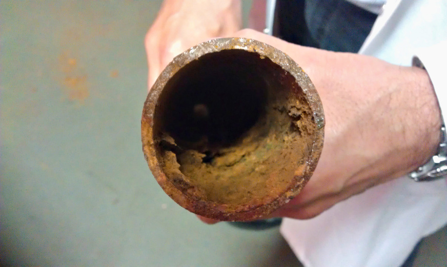 Bild 1 Korrosion und Biofilmablagerungen in einem geschlossenen Kühlwassersystem.