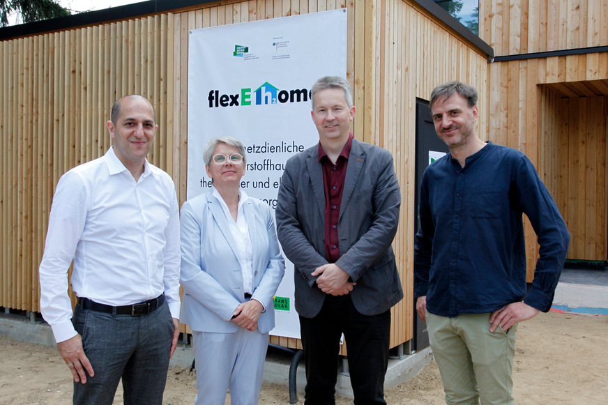 Zeyad Abul-Ella (HPS Home Power Solutions), Dr. Claudia Herok (Ministerium für Wirtschaft, Arbeit und Energie des Landes Brandenburg), Ralf Steinbrück (Bürgermeister, Gemeinde Schöneiche bei Berlin), Daniel Wolf (HPS Home Power Solutions).