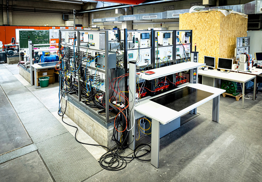 Bild 1 Versuchsstand in den Laboren der TH Köln, an dem die Schwarm-Netz-Technologie entworfen und erprobt wurde.