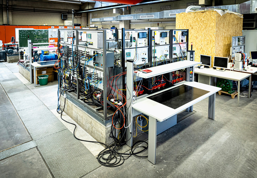 Bild 1 Versuchsstand in den Laboren der TH Köln, an dem die Schwarm-Netz-Technologie entworfen und erprobt wurde.