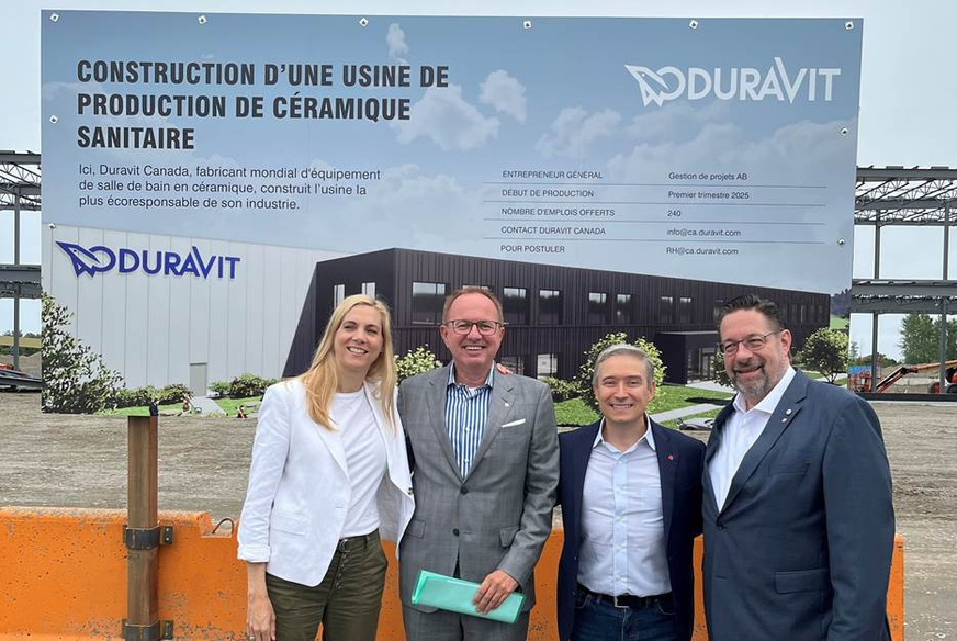 Grundsteinlegung in Matane (v.l.n.r. Pascale St-Onge, Ministerin für Sport und zuständige Ministerin für Wirtschaftsentwicklung Kanada für die Regionen Québec (DEC); Stephan Tahy, CEO Duravit; François-Philippe Champagne, Minister für Innovation, Wissenschaft und Industrie; Thomas Stammel, COO Duravit.