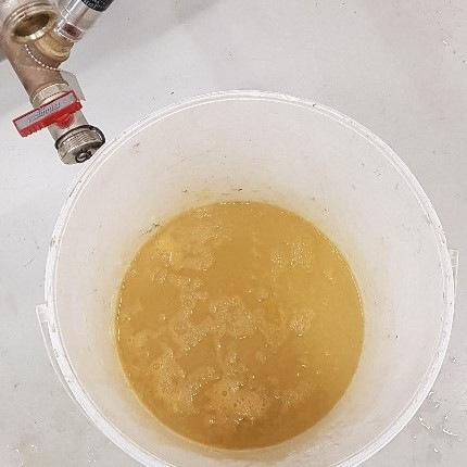 Bild 4 Wasser mit ausgespülten Korrosionsablagerungen aus einem geschlossenen Kühlkreislauf nach nur einem halben Jahr Betrieb.