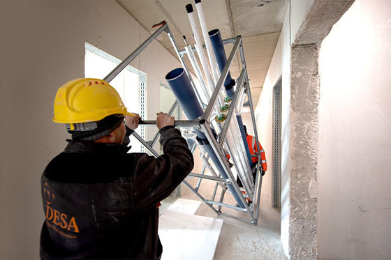 Die industriell vorgefertigten Installationswände kamen just-in-time auf die Baustelle.