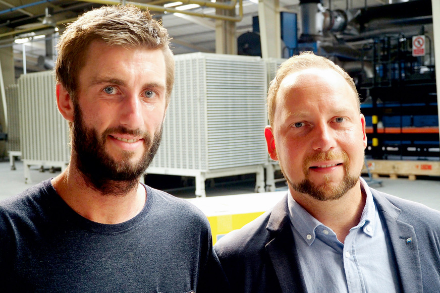 Bild 5 Markus Aulbert (Argelith, links), Patrick Gumnior. Durch die individuelle Positionierung des Luftbefeuchtungssystems senkt Argelith die Wärmebelastungen für die Mitarbeitenden.
