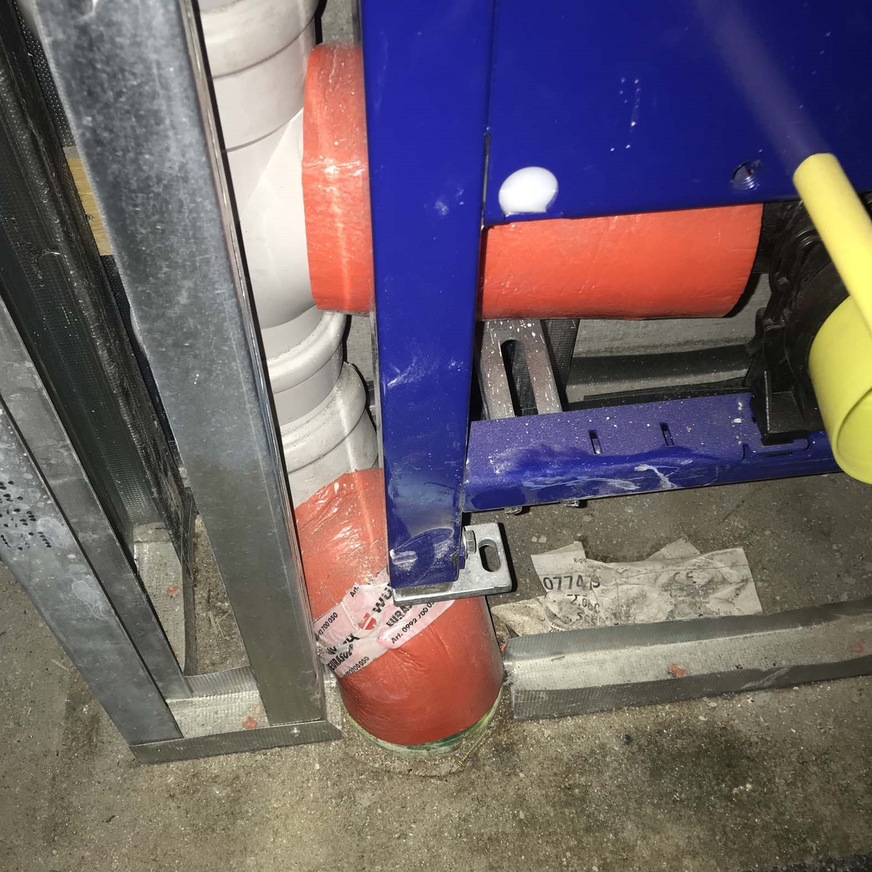 Bild 3 Montageelemente sind am Boden zu befestigen und zu verschrauben. Aber auf keinen Fall, wie hier zu sehen, auf einer Abwasserleitung, abzustützen …