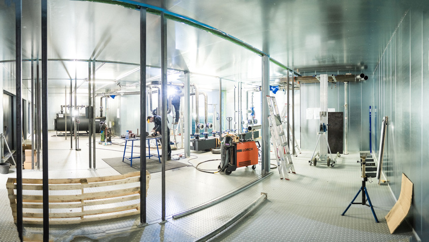 Auf 180&nbsp;m2 Grundfläche wurde die Zentrale für ein Schwimmbad und ein Wohngebiet unter optimalen Bedingungen in PreFabs Hallen vorgefertigt.