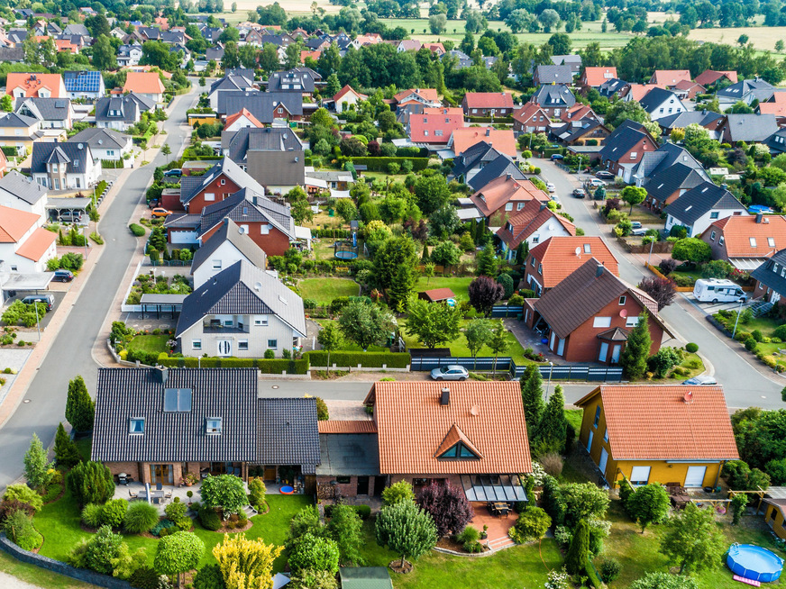 Für alle Gebäude kann man über den CO2-Ausstoß je m2 Wohnfläche pro Jahr Emissionsgrenzwerte vorgeben. Anschließend wird der zulässige Wert in Etappen immer weiter abgesenkt und auf das reduziert, was technisch umsetzbar ist.