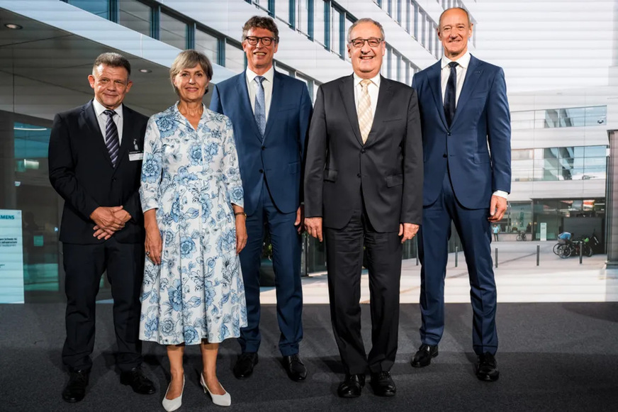 Siemens hat in Anwesenheit von Zsolt Sluitner, Siemens Real Estate, Frau Landammann Silvia Thalmann-Gut, Matthias Rebellius, Mitglied des Vorstands der Siemens AG und CEO von Smart Infrastructure, Bundesrat Guy Parmelin und Roland Busch, Vorsitzender des Vorstands der Siemens AG, den neuen klimaneutrale Siemens-Campus in Zug eingeweiht (von links nach rechts).