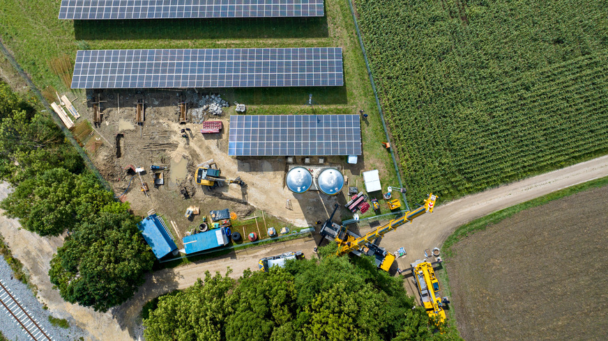 Bild 2 Unmittelbar neben der primären Stromquelle werden die Fundamente für das Wärmepumpensystem vorbereitet.