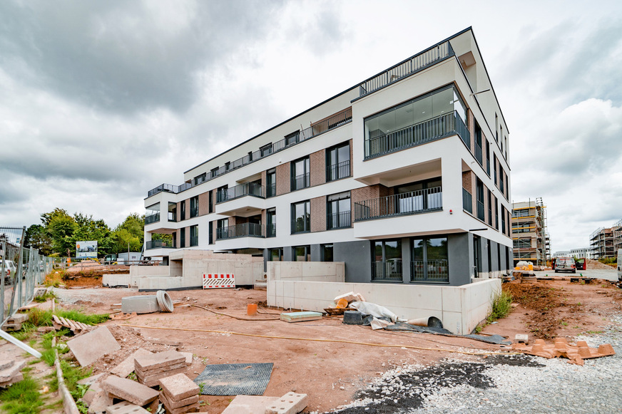 Bild 2 Zwei von vier neu errichteten Mehrfamilienhäusern in einem Wohnquartier in der Bielefelder Holbeinstraße sind „Melani“-Häuser. Hier erhalten die Bewohner über ein Webportal tiefe Einblicke in die Stromversorgung und können ihren Anteil an der Photovoltaik-Anlage sowie am Batteriespeicher gegen eine Leihgebühr zeitweise an Mitbewohner abtreten.