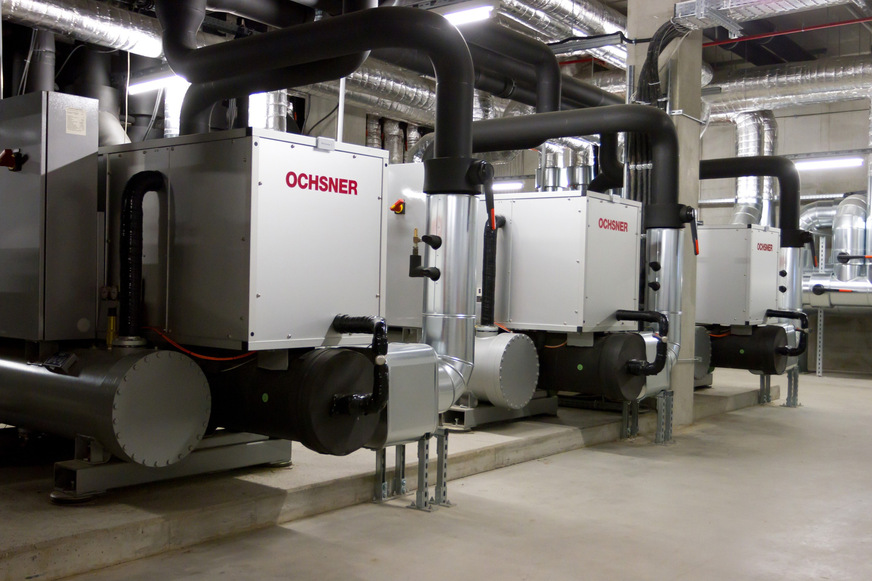 Bild 1 Große Wärmepumpen bei IKEA in Berlin. Der Begriff Großwärmepumpe ist bisher nicht eindeutig umrissen. Bei einigen Wärmepumpenherstellern fängt diese Gerätekategorie schon bei 50 kW an. Großwärmepumpen mit Modulleistungen von beispielsweise 5 bis 30 MW für große Fernwärmenetze erinnern eher an die Maschinenhalle von Großkraftwerken. In der Studie „Rollout von Großwärmepumpen in Deutschland“ werden alle Wärmepumpen ab einer Heizleistung von 500 kW pro Einheit als Großwärmepumpe betrachtet.