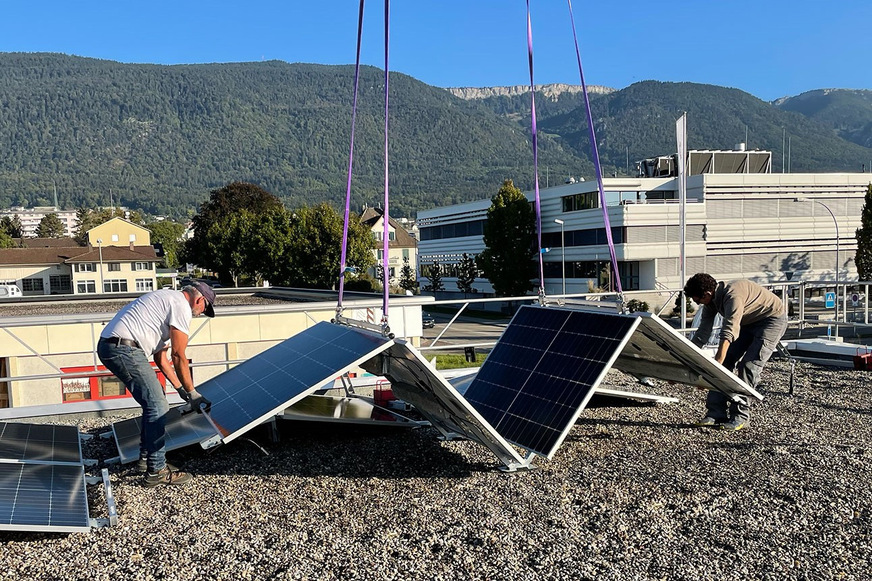 Bild 1 Einfach entfalten: Die SmartSolarBox wird auseinandergeklappt und anschließend mit den bereits platzierten Systemen verbunden.