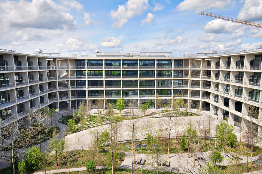 Bild 6 BaseLink ist ein Technologie-Hub in Allschwil / Basel auf einem 75 000 m2 umfassenden Areal. Das breitgefächerte Energiekonzept umfasst auch mit Erdwärme gespeiste Großwärmepumpen. Das Sondenfeld, bestehend aus 270 Sonden mit einer Teufe von 290 m, fungiert gleichzeitig als saisonaler Speicher für Heizung und Kühlung. Wegen möglicher Gasvorkommen im Untergrund wurden diffusionsdichte Sondenrohre vom Typ hipress der Fa. Jansen AG eingebaut.