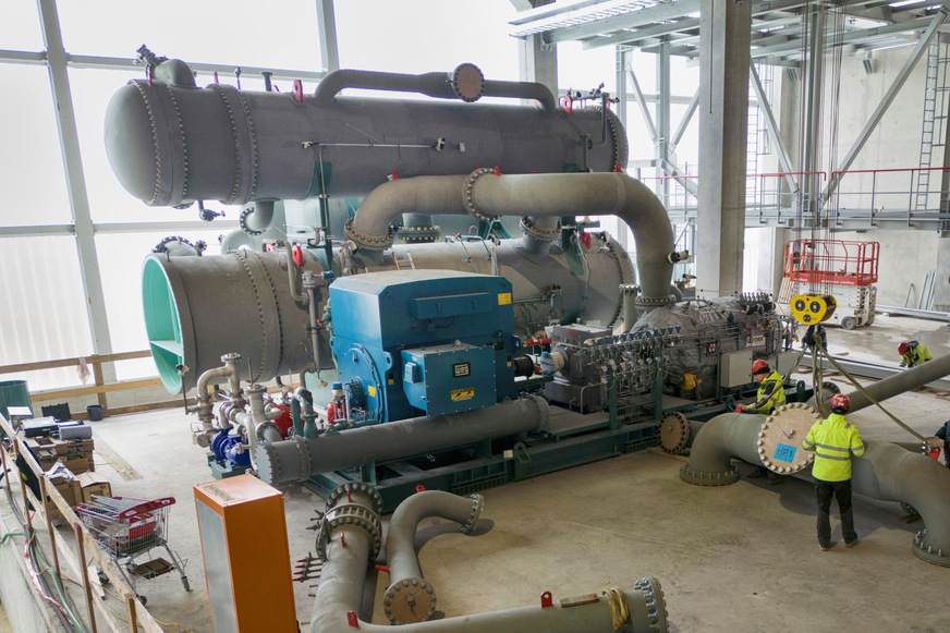 Bild 1 Montage der Großwärmepumpe in der zentralen Kläranlage von Wien „ebswien“, früher Entsorgungsbetriebe Simmering. Bis 2027 soll eine Leistung von 110 MW zur Verfügung stehen. Damit können bis zu 112 000 Haushalte mit Fernwärme versorgt werden.