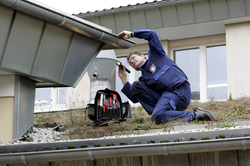 Bild 1 Einmal jährlich müssen alle Teile einer Anlage zur Regenwassernutzung inspiziert werden. Die Arbeitszeitkosten auf der Handwerkerrechnung werden in der Regel als haushaltsnahe Dienstleistung vom Finanzamt anerkannt.