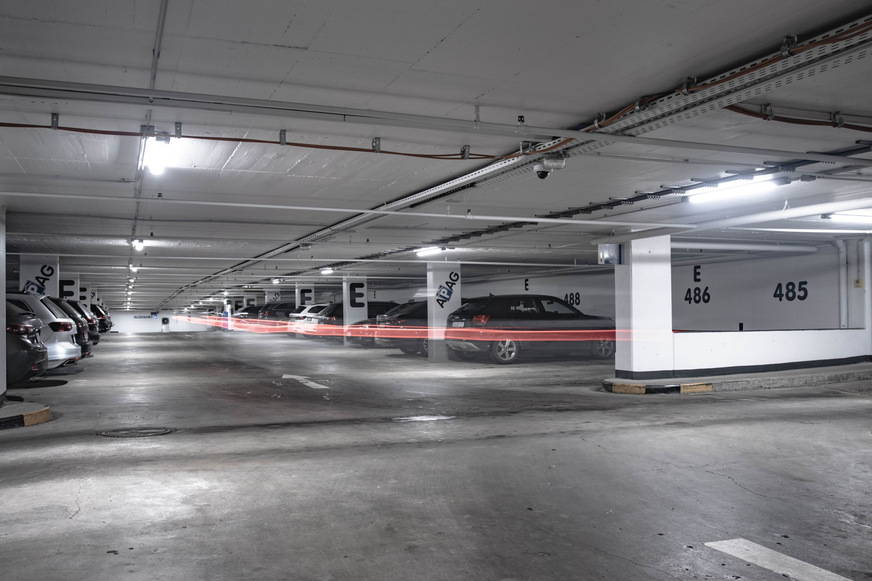 Bild 1 Nach der Installation der Langfeldleuchte RS PRO 5100 SC im Eurogress-Parkhaus in Aachen profitiert der Betreiber trotz erheblich verbesserter Ausleuchtung von halbierten Energie- und Betriebskosten.