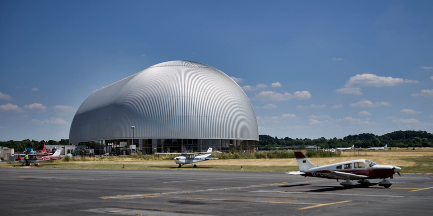 Der Luftschiffhangar der WDL Unternehmensgruppe am Flughafen Essen/Mülheim …