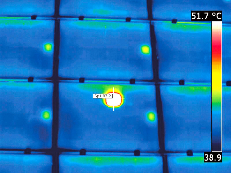 Bild 9 Schadenbeispiel 2: Diese heiße Stelle in einer Solarzelle weist auf eine physikalische Beschädigung im Zellinnern hin.