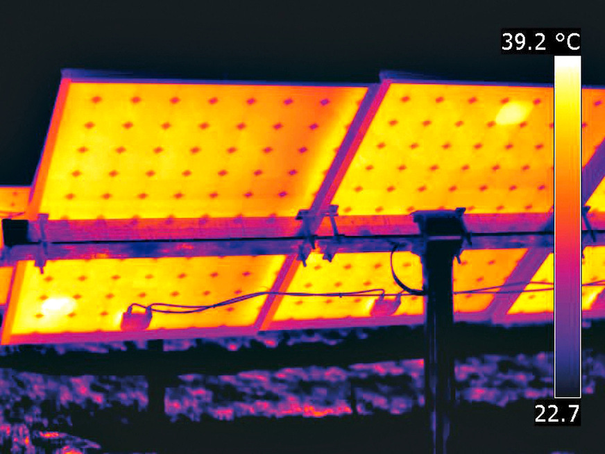 Bild 6 Werden Solarmodule auch von der Rückseite aufgenommen, lassen sich Hotspots sicherer analysieren und interpretieren.