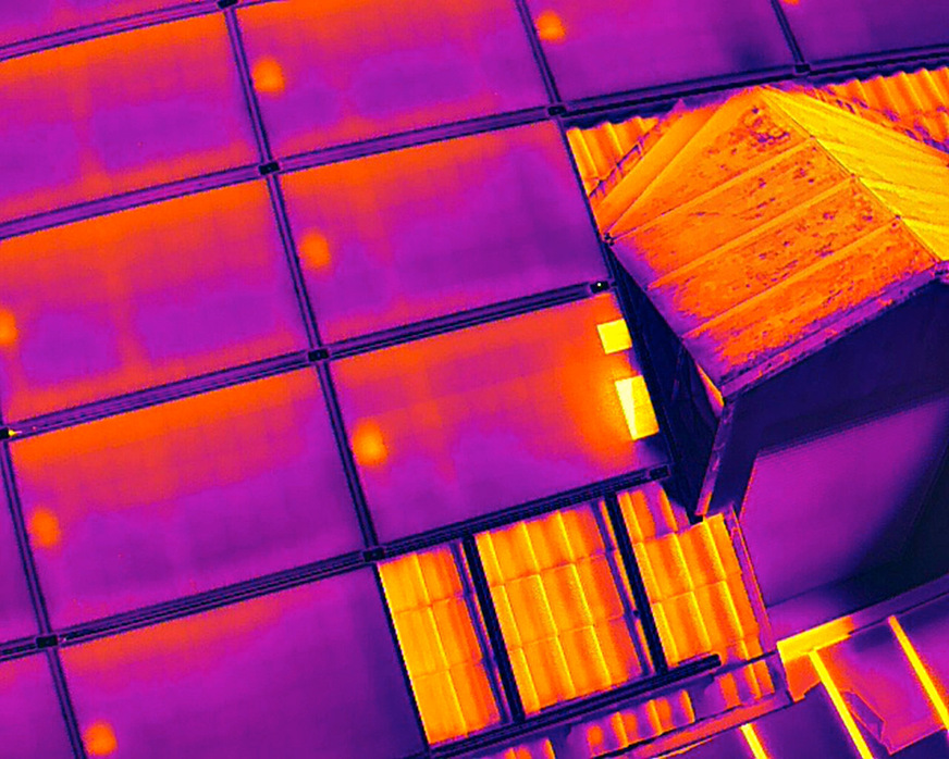 Bild 5 Durch Verschattungen (im Bild durch den Erker) und Verschmutzungen oder andere Gründe verursachte Hotspots sind auf einem Thermogramm schnell erkennbar.