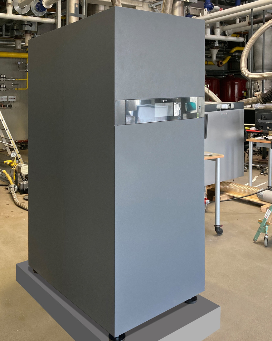 Bild 6 Der Gasnetzbetreiber OGE und Viessmann haben eine Kooperation vereinbart, bei der in der Verdichterstation Krummhörn in Ostfriesland der Betrieb eines Gas-Brennwertkessels mit dem Energieträger Wasserstoff seit September 2023 erprobt wird. Der neu entwickelte H2-ready-Heizkessel Vitocrossal CI3 wird zunächst mit einem Gemisch aus 80 Vol.-% Erdgas und 20 Vol.-% Wasserstoff betrieben. Seine Nennleistung beträgt 480 kW. Die erzeugte Wärme wird vor allem als Prozesswärme für den Betrieb der turbinengetriebenen Verdichter genutzt. Verläuft die Praxiserprobung erfolgreich, ist perspektivisch auch der Betrieb mit reinem Wasserstoff möglich. Damit soll dann im Praxisbetrieb der Nachweis erbracht werden, dass der Heizkessel auf die Nutzung von 100 % Wasserstoff umgerüstet werden kann. Dazu muss im Wesentlichen der Brenner angepasst werden.