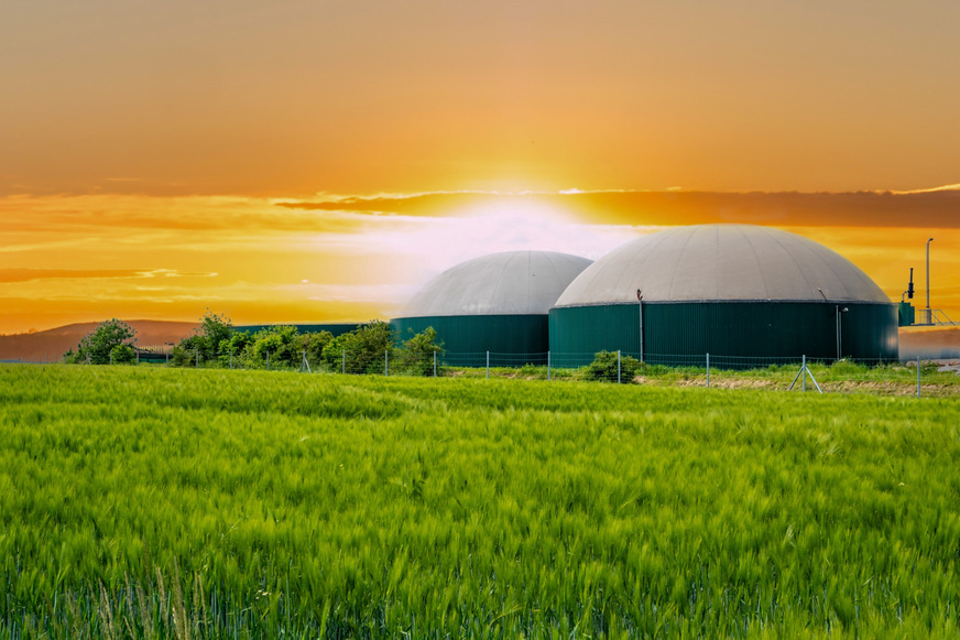 Bis Wasserstoff mit geringer Klimawirkung in größeren Mengen zur Verfügung steht, hat die Gaswirtschaft nur Biomethan zur Dekarbonisierung der Gasversorgung in der Waagschale. In Wasserstoffnetzgebieten wird er wohl kaum zum Heizen eingesetzt werden, weil hier das GEG 2024 über 100-%-H2-ready-Gas-Heizungen eine Befreiung von der 65-Prozent-EE-Vorgabe vorsieht.