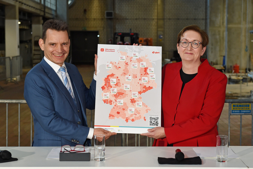 Bundesministerin Klara Geywitz und E.on-CEO Leonhard Birnbaum stellen die digitale Wärmekarte für Deutschland vor.