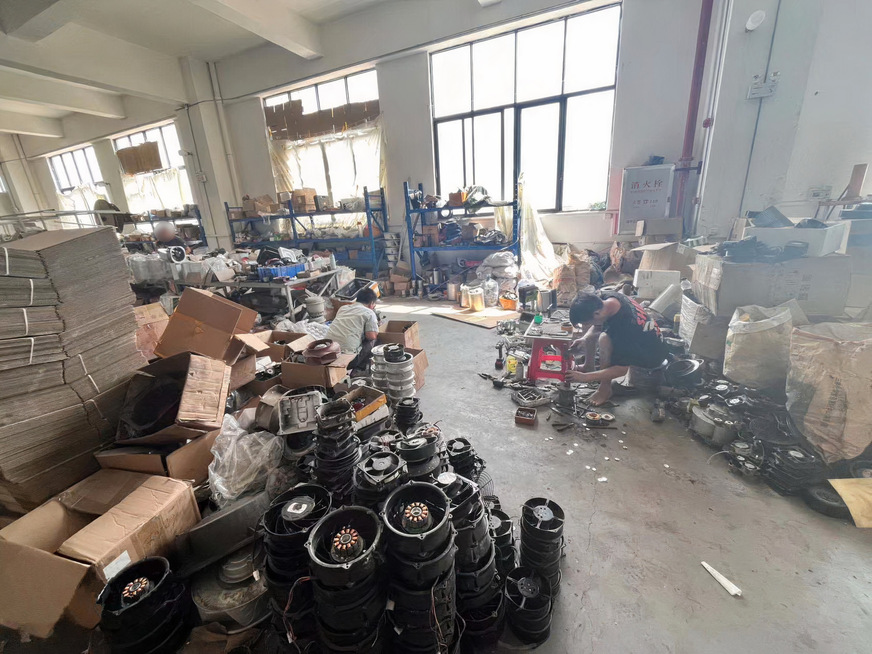 ebm-papst und die lokalen Behörden gehen bei einer Razzia in einer Fälscher-Fabrik in Foshan, China erfolgreich gegen Produktfälschungen vor.