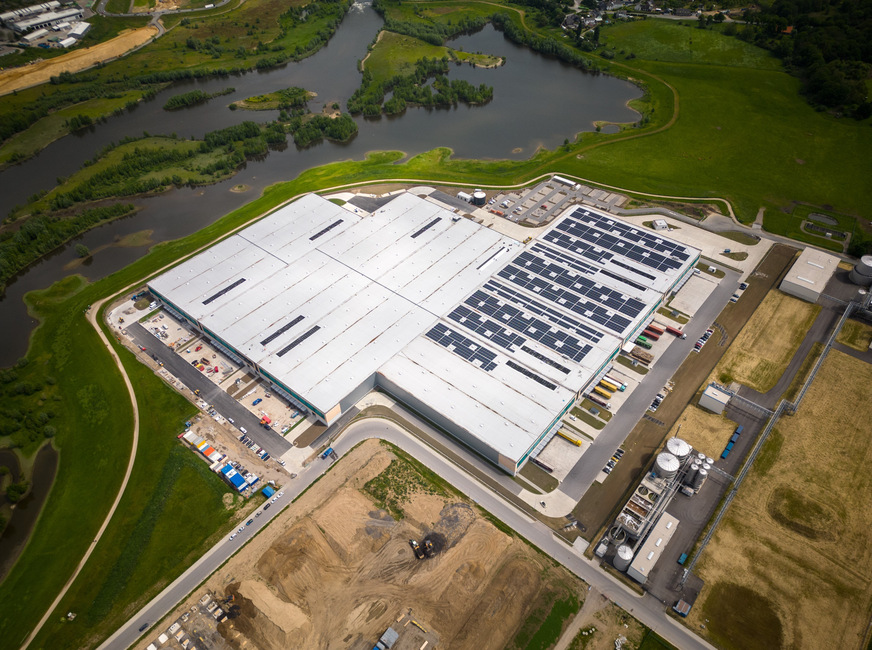 Bild 1 Die neue Logistikimmobilie der Superlative von BEOS am Rhein-Lippe-Hafen ist über Geothermie, Photovoltaik-Anlagen und Wärmepumpen unabhängig von fossilen Energieträgern.